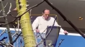 Alperovich cumple arresto domiciliario por problemas respiratorios y fue captado fumando en el balcón