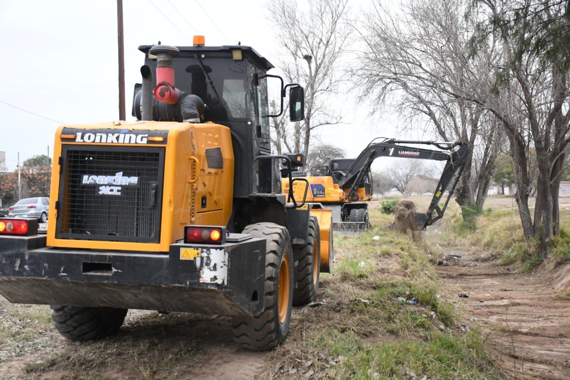Obras Públicas de la Capital trabajó realizando el mantenimiento del desagüe pluvial del barrio Autonomía