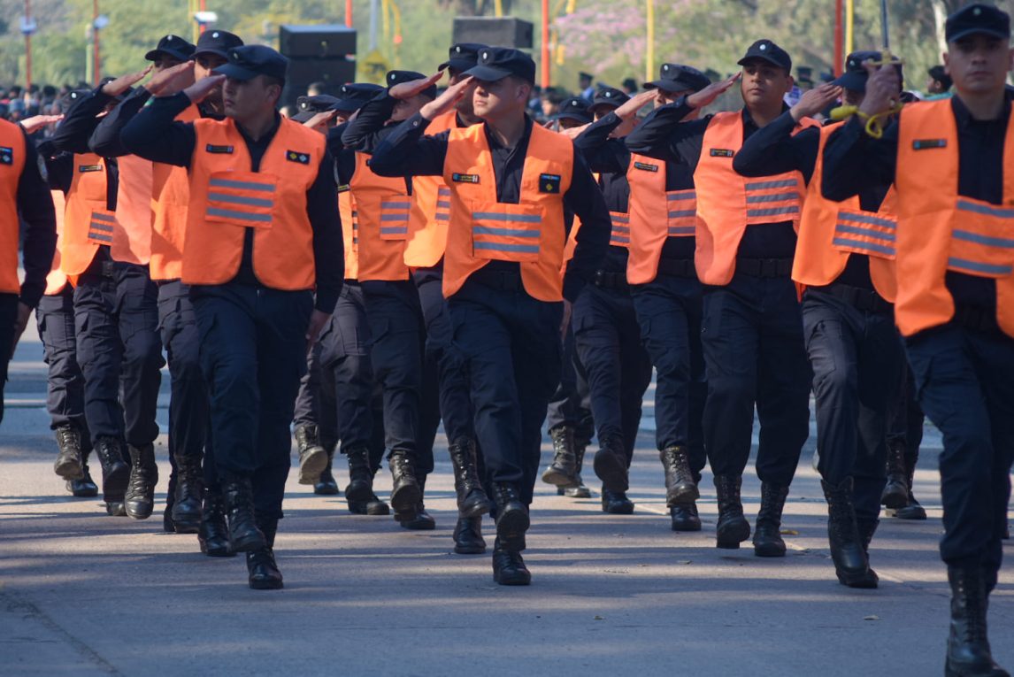 Circulaba sin casco, sin papeles y al ser frenado en un control atacó a un policía