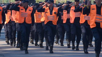 Circulaba sin casco, sin papeles y al ser frenado en un control atacó a un policía