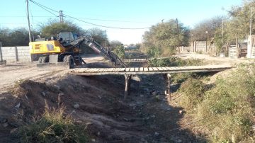 El municipio trabajó en el mantenimiento del desagüe pluvial del barrio Industria