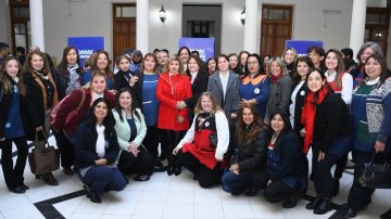 La intendente Fuentes entregó camperas al personal operativo de los Jardines de Infantes y al área de Deportes