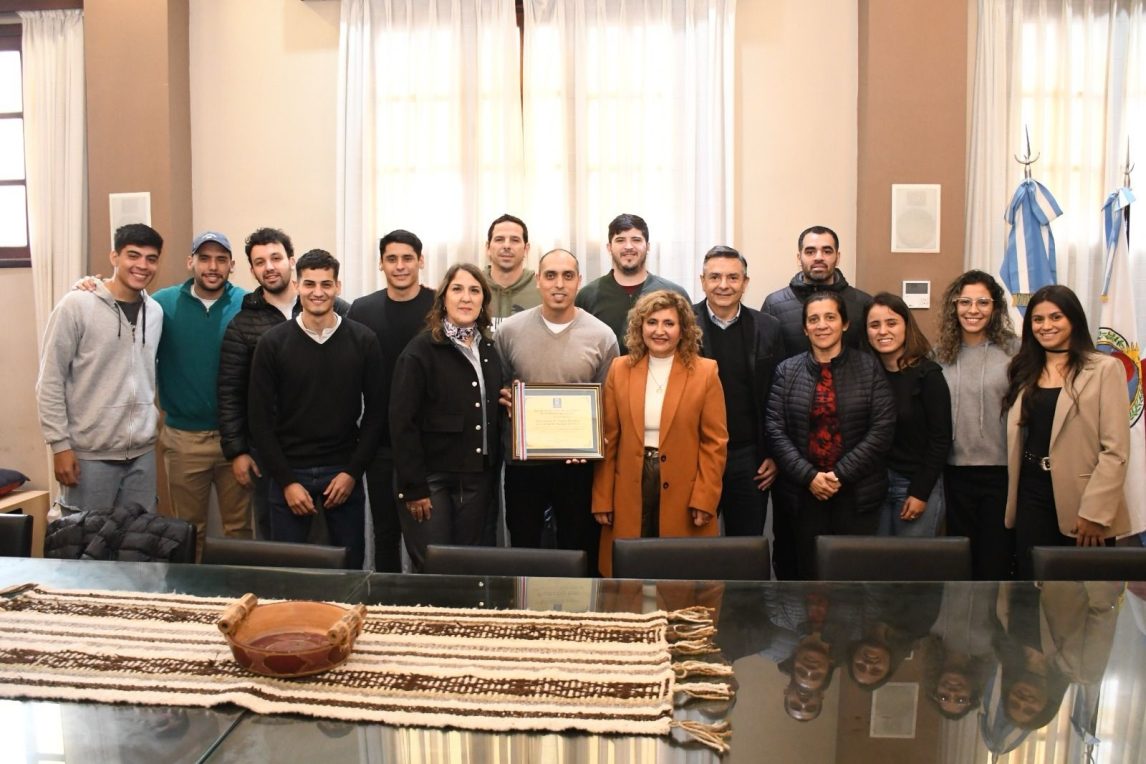 La intendente Fuentes recibió al plantel masculino de Cestoball reciente campeón en la provincia de Misiones