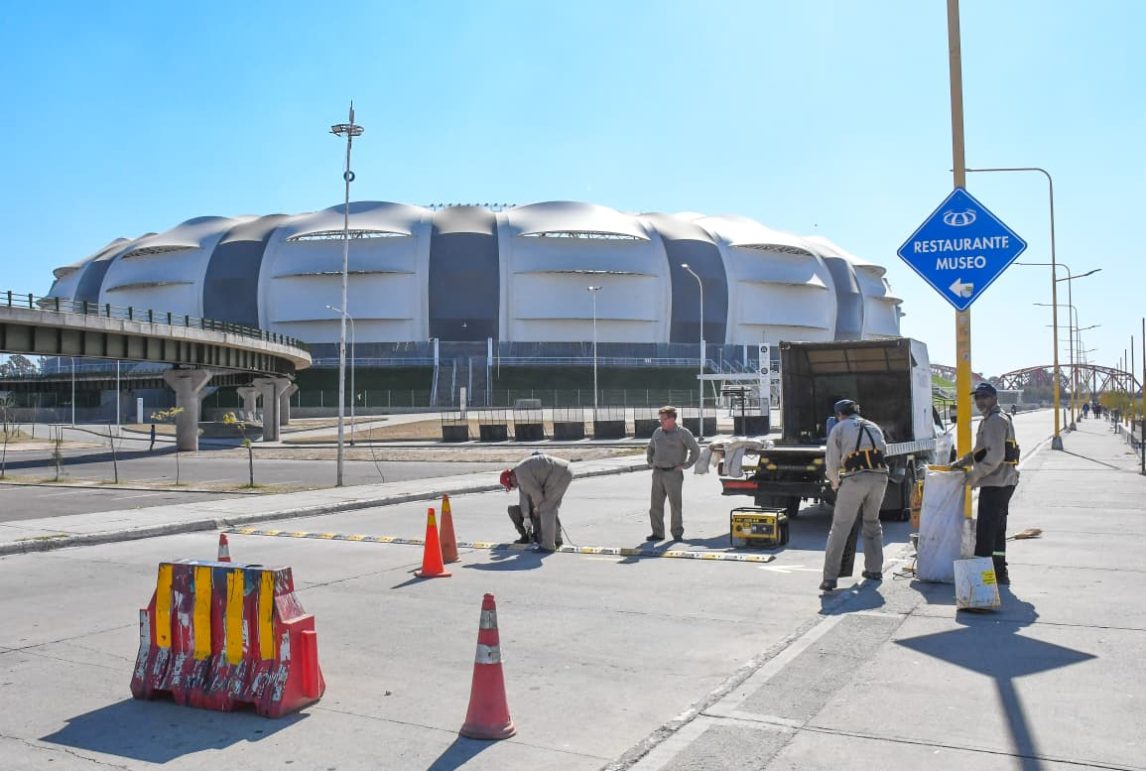 Tránsito de la Municipalidad instaló nuevos reductores de velocidad en la avenida costanera Diego Maradona