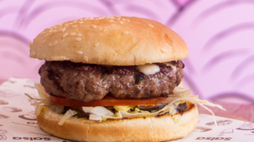 Insólito accidente: un policía comió una hamburguesa que tenía broches de abrochadora