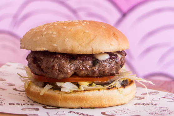 Insólito accidente: un policía comió una hamburguesa que tenía broches de abrochadora