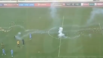 Insólito: barras de The Strongest tiraron bengalas e hirieron a su propio jugador ¡que acababa de convertir!