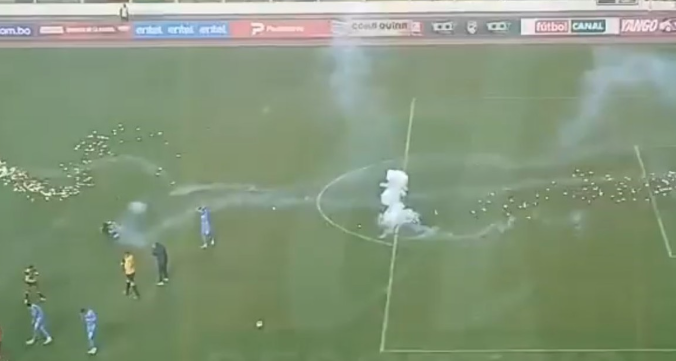 Insólito: barras de The Strongest tiraron bengalas e hirieron a su propio jugador ¡que acababa de convertir!