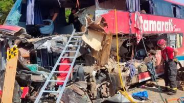 Terrible choque entre un camión y un autobús: once personas muertas y más de 40 heridos