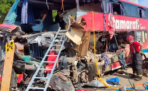 Terrible choque entre un camión y un autobús: once personas muertas y más de 40 heridos