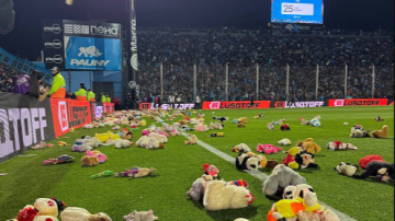 Noble gesto de los hinchas de Belgrano: recibimiento con “lluvia de peluches” por el Día del Niño