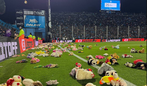Noble gesto de los hinchas de Belgrano: recibimiento con “lluvia de peluches” por el Día del Niño
