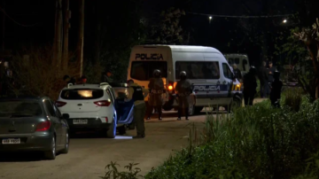 Escándalo en Uruguay: un policía hincha de Peñarol asesinó a dos fanáticos de Nacional que quisieron robarle una bandera