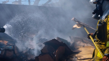 Acopio de cartón desató un voraz incendio: los Bomberos trabajaron más de dos horas para apagarlo