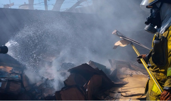 Acopio de cartón desató un voraz incendio: los Bomberos trabajaron más de dos horas para apagarlo