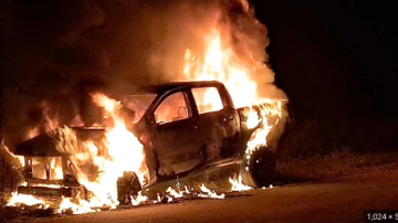 Grave: incendian la camioneta de la directora de una escuela que antes había recibido mensajes con amenazas