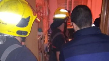 Despliegan un amplio operativo para rescatar a una mujer con obesidad que se descompesó en su casa