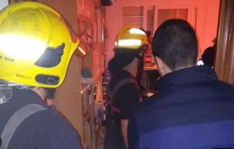 Despliegan un amplio operativo para rescatar a una mujer con obesidad que se descompesó en su casa