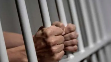 Preso armó un revuelo en la comisaría al exigir que le lleven a los niños de su familia por el Día de la Niñez