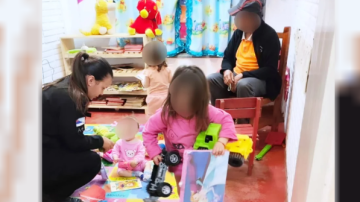 Hallan abandonadas a una beba de 11 meses y sus hermanitas de 2 y 3 años: llevaban varios días solas