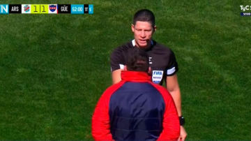 VIDEO | Pablo Martel discutió cara a cara con el árbitro Ramírez y se fue expulsado