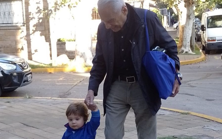 Cormillot dice que se toma con humor cuando le dicen que su hijo es su nieto: “Me pasa unas 40 veces por día”