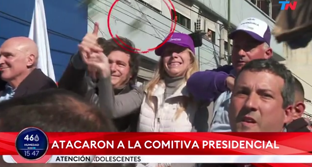 VIDEO | Le tiraron piedrazos a la caravana de Javier Milei en Lomas de Zamora y José Luis Espert se escapó en moto