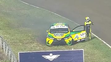 IMPACTANTE VIDEO: el auto de un piloto del Turismo Nacional se incendió y logró escapar de milagro