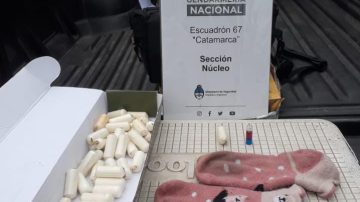 Transportaban 215 cápsulas con cocaína ingeridas y dentro de medias