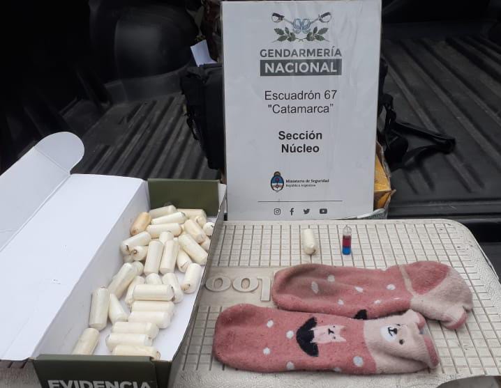 Transportaban 215 cápsulas con cocaína ingeridas y dentro de medias