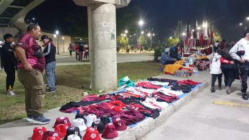 “Choris” de hasta $8000 y viajes de diez cuadras a $10.000; la previa de River-San Martín