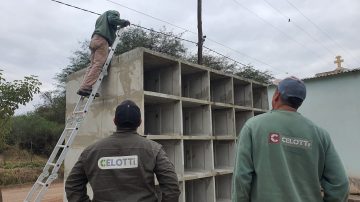 Araujo supervisó la construcción de nichos en el cementerio Cristo Redentor