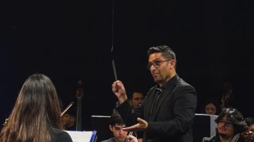La Sinfonía 25 de Mozart en el Teatro 25 de Mayo con la Orquesta Ensamble Lírica y el director chileno Pablo Yañez