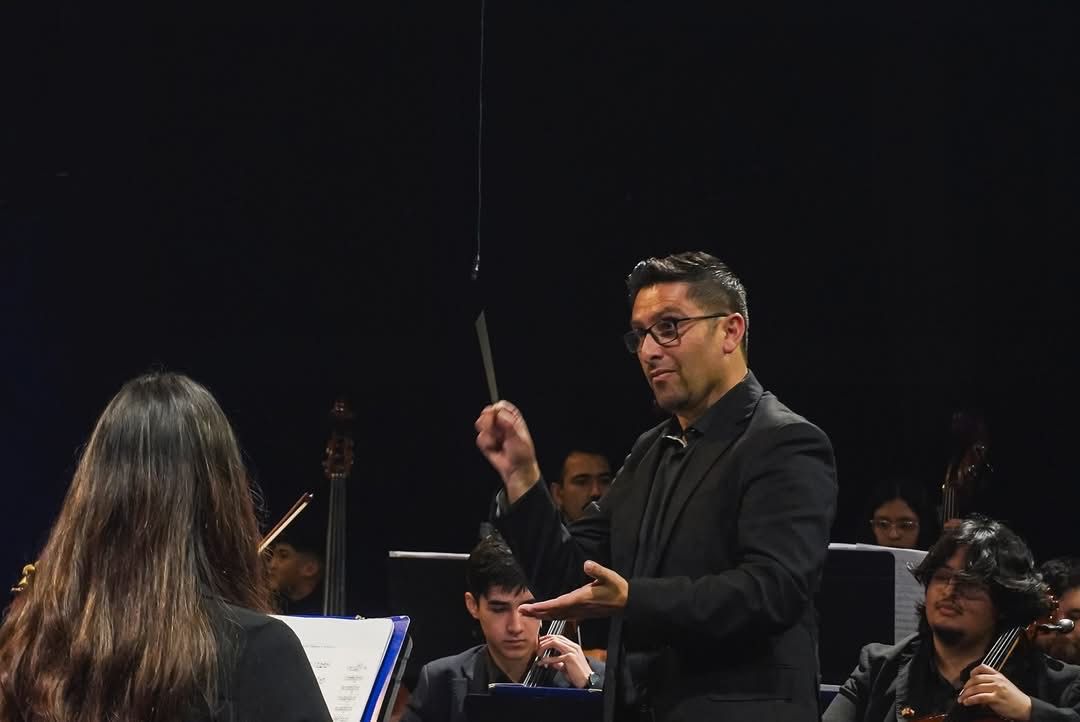 La Sinfonía 25 de Mozart en el Teatro 25 de Mayo con la Orquesta Ensamble Lírica y el director chileno Pablo Yañez