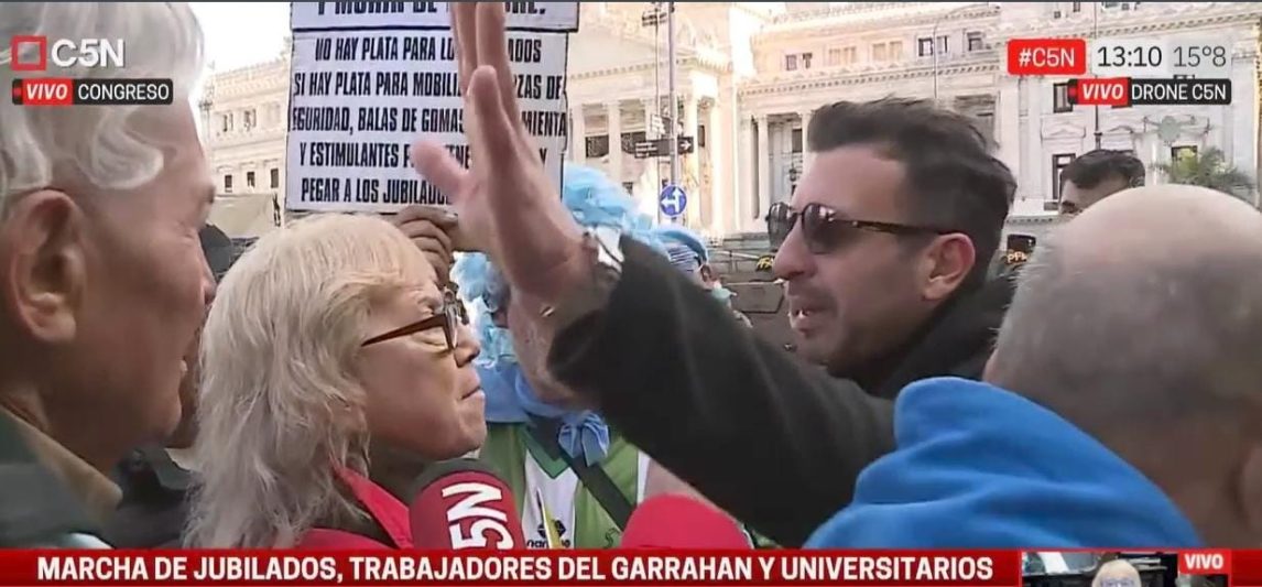 “Nosotros les pagamos el sueldo”: Jubilada increpó a un subcomisario en la movilización de los miércoles