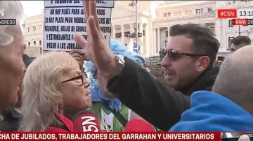 “Nosotros les pagamos el sueldo”: Jubilada increpó a un subcomisario en la movilización de los miércoles