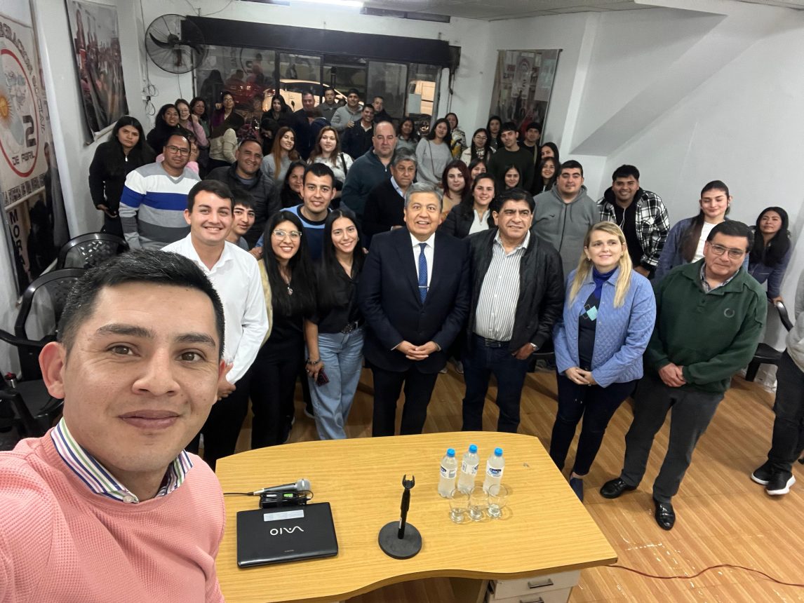 Jóvenes del partido de integración social “2 de Abril” recibieron la visita del rector de la UNSE