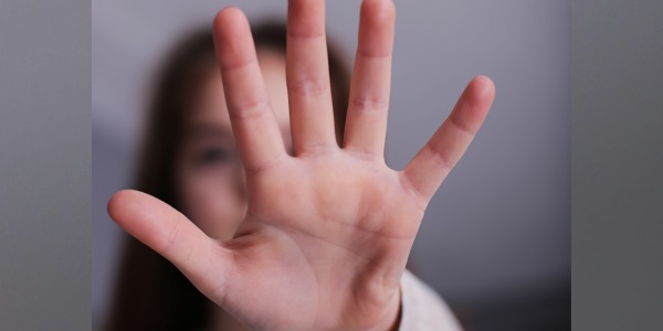 Depravado abusó de la hija de una pareja que lo trasladó en su vehículo