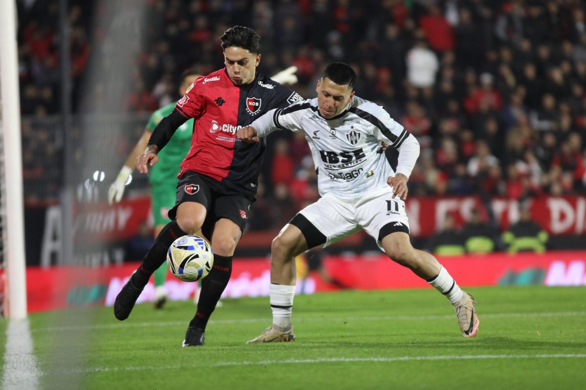 Central Córdoba reaccionó a tiempo y rescató un punto ante Newell´s en Rosario