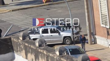 Fuerte choque entre camionetas causó susto en pleno centro de Santiago del Estero