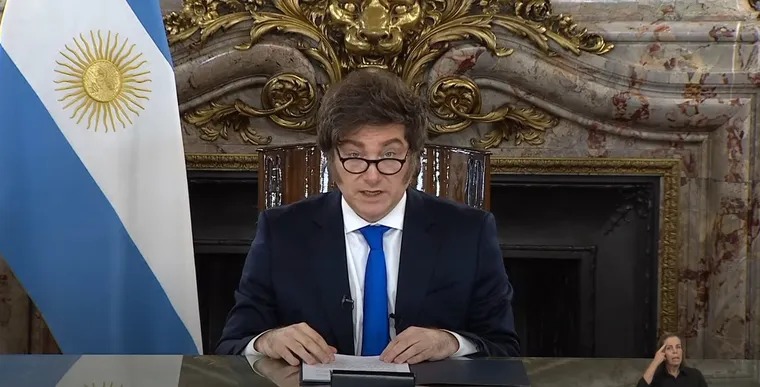 Según Milei, la moratoria, el aumento a docentes y en discapacidad representan un gasto equivalente a una YPF