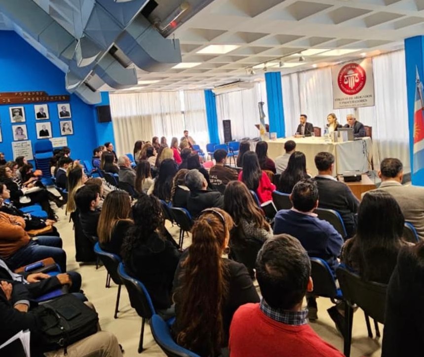 Abogada santiagueña presentó libro para reducir el estrés infantil en Cámara Gesell