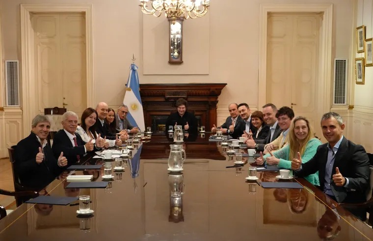Milei se reunió con el Gabinete para hablar de la tensión en los mercados y ver la película de Francella
