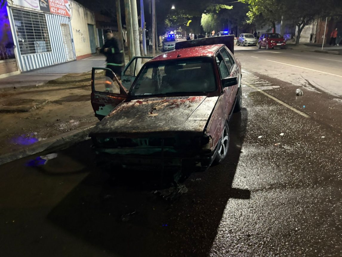Ocupantes de un auto lograron salir antes de que se incendiara en el B° Belgrano