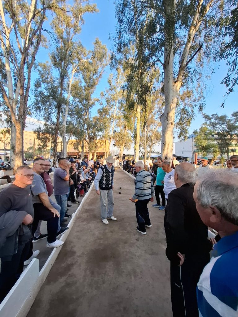 Las Termas: Jubilados juegan a las bochas con un fin solidario con los niños