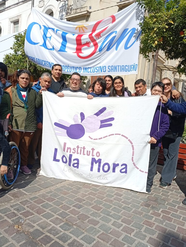 Santiagueños marcharon en la Plaza Libertad contra los ajustes en discapacidad