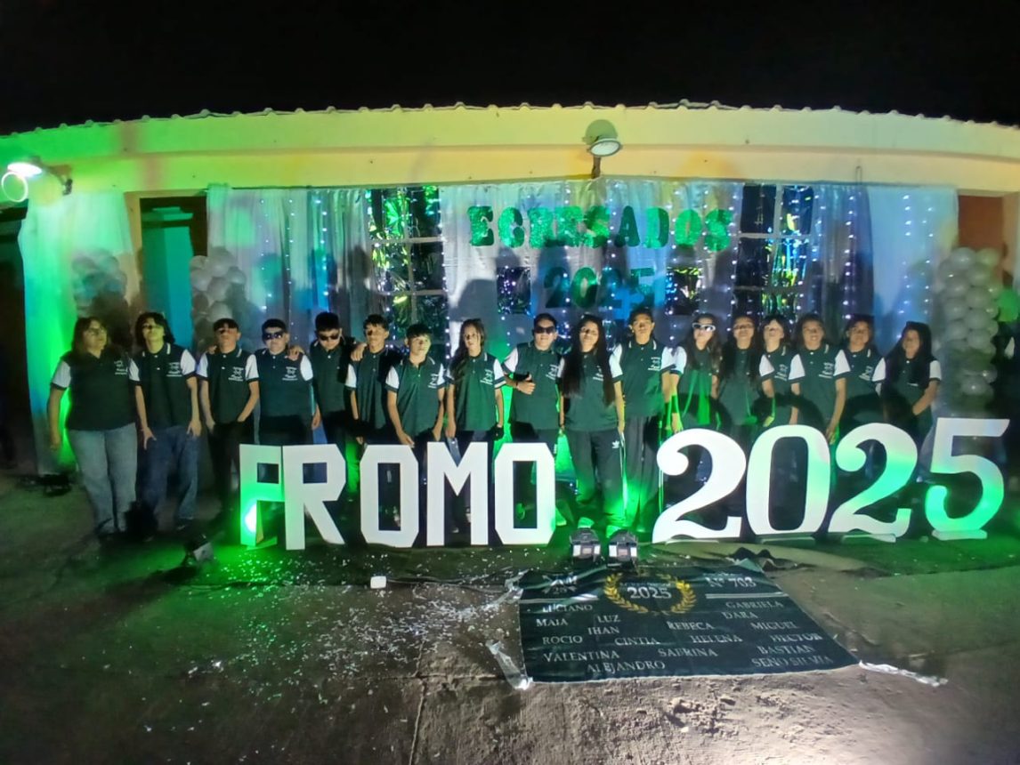 Emotiva presentación de indumentaria del 7° año de la Escuela N° 703 de Campo Gallo