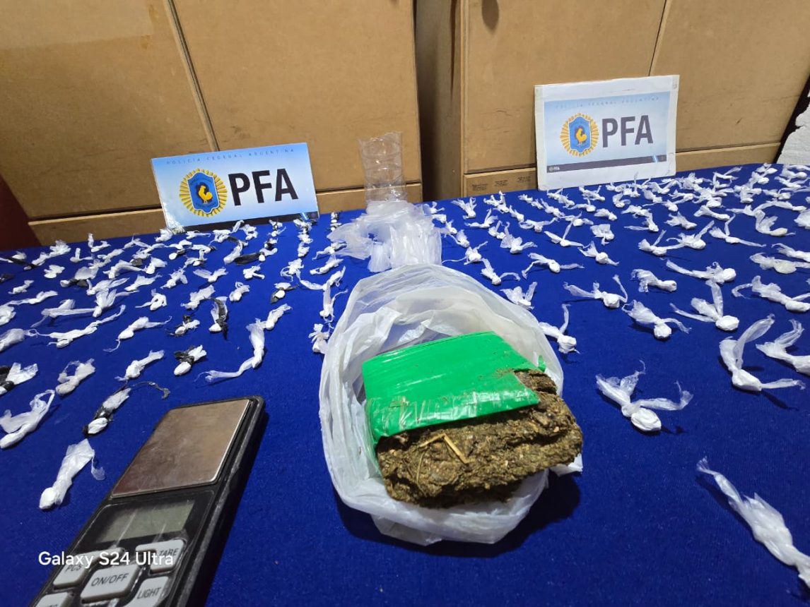 Pusieron un “kiosco” de drogas en plena calle y fueron detenidos por la Policía Federal
