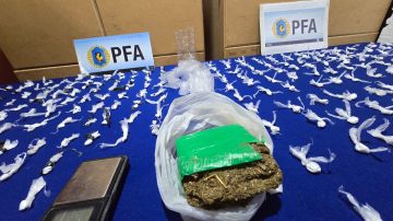 Pusieron un “kiosco” de drogas en plena calle y fueron detenidos por la Policía Federal