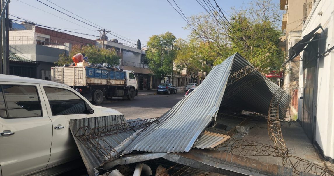 Las ráfagas voltearon chapas y estructura de una cochera y dañaron un vehículo